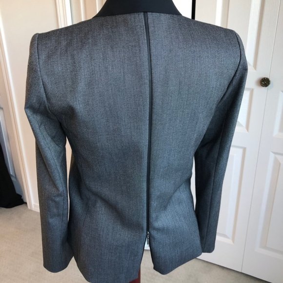 Elie Tahari Blazer with adjustable back zipper - Picture 5 of 9